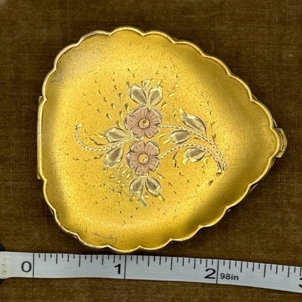 Vintage La Mode Compact Mirror Gold Tone Floral Heart Scalloped Vanity - Picture 6 of 9